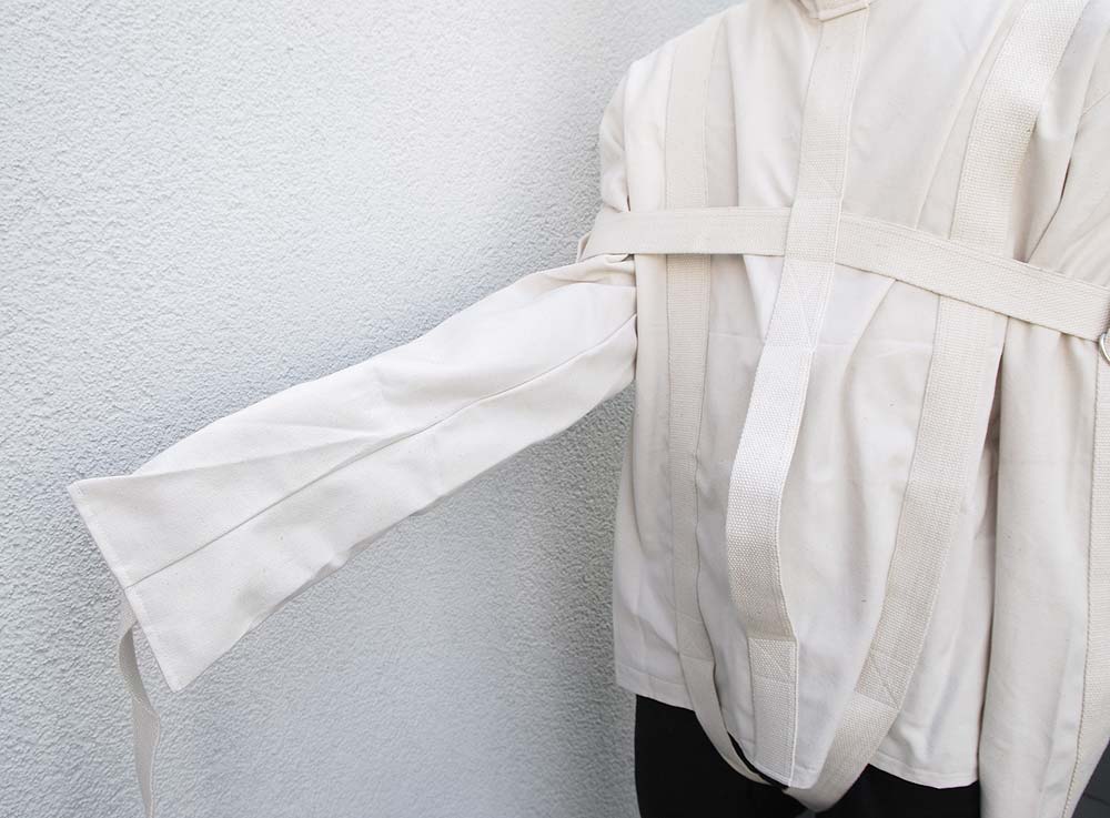Zwangsjacke in weiß